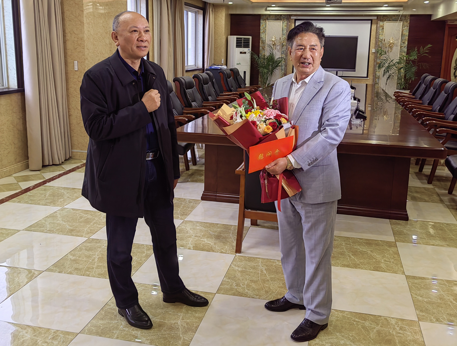 安慶市總工會(huì)主席劉克勝慰問我司董事長(zhǎng)全國(guó)勞模焦發(fā)兆